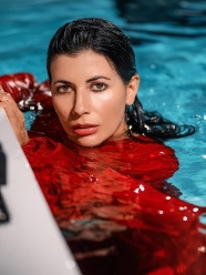 欧美泳池湿身熟女图片