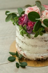 白色奶油花卉蛋糕图片