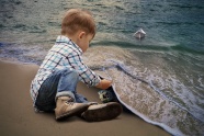 小男孩海边沙滩玩耍图片