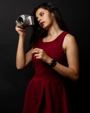 俄罗斯美女手持相机摄影图片