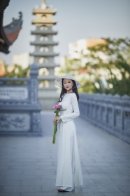 越南白色奥黛服美女图片