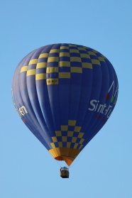 高清蓝色热气球图片