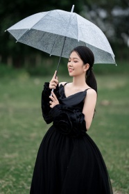 亚洲小黑裙撑伞美女图片