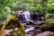 瀑布山峦峡谷图片