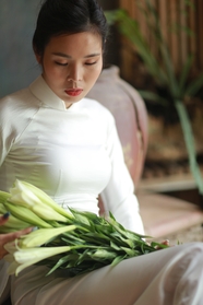越南白色奥黛美女生活照图片