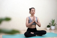 亚洲瑜伽师室内练瑜伽图片
