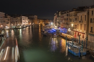 水上威尼斯夜景图片