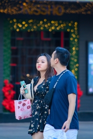 亚洲时尚街拍情侣图片