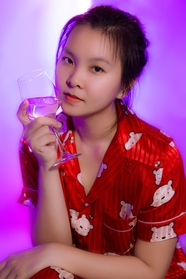 睡衣美女手持酒杯写真图片