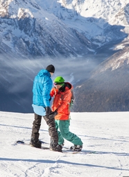 冬季情侣雪地滑雪图片