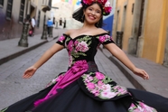 街拍墨西哥传统服饰美女图片