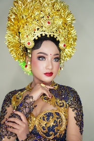 头戴黄金头饰的印尼美女写真图片