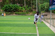 女孩足球场踢足球图片