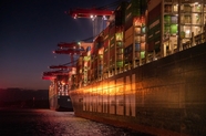 港口集装箱船夜景图片