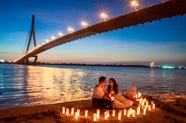 海边都市夜景浪漫情侣图片