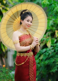 柬埔寨撑伞美女图片