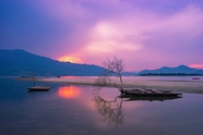 越南黄昏山水湖泊风景图片