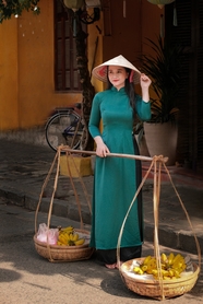 穿奥黛旗袍的越南妇女图片