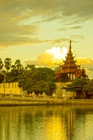缅甸曼德勒护城河寺庙建筑图片