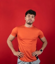 橙色短袖衫肌肉男帅哥图片