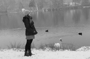 冬季湖边美女黑白摄影图片