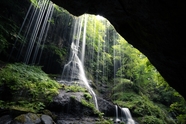 绿色峡谷岩石峭壁瀑布图片