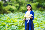 气质清新荷塘美女写真图片