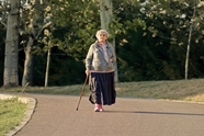 步履蹒跚拄着拐杖的老奶奶图片
