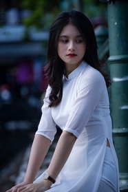 白色透视奥黛美女图片