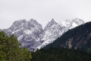 冬季岩石雪山图片