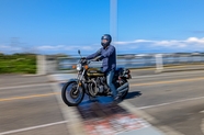 在公路上行驶的摩托车骑手图片