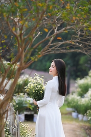 越南美女白色奥黛写真图片