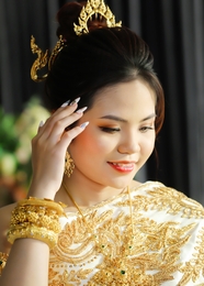 亚洲传统服饰佩戴金饰美女图片