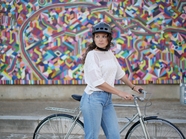 戴头盔推着自行车的美女图片