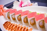 日本生鱼片寿司卷图片
