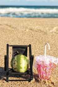 夏日海滩遮阳伞西瓜图片