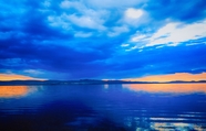蓝色天空卷积云湖泊风景图片