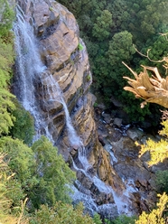 一顷而下瀑布岩风景图片