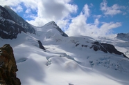 冬季蓝色天空阿尔卑斯雪山图片