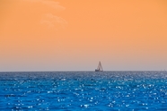 夏日唯美黄昏大海帆船图片