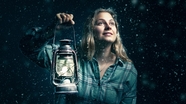 冬季夜晚下雪天美女图片