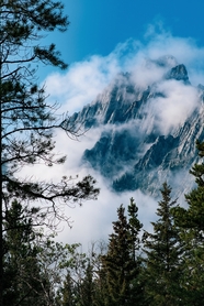 加拿大云雾缭绕山脉风光图片