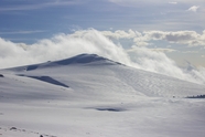 蓝天白云雪山之巅图片