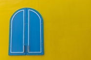 蓝色窗户黄色墙壁图片