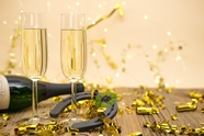 金色飘带和庆祝香槟图片