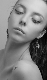 美女性感锁骨黑白肖像图片