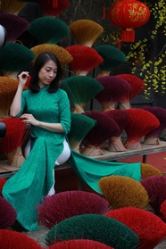 越南绿色奥黛旗袍美女图片