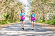 亚洲闺蜜美女跑步运动图片