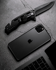 黑色口袋刀和苹果手机图片