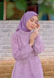 紫色裙装穆斯林美女写真图片